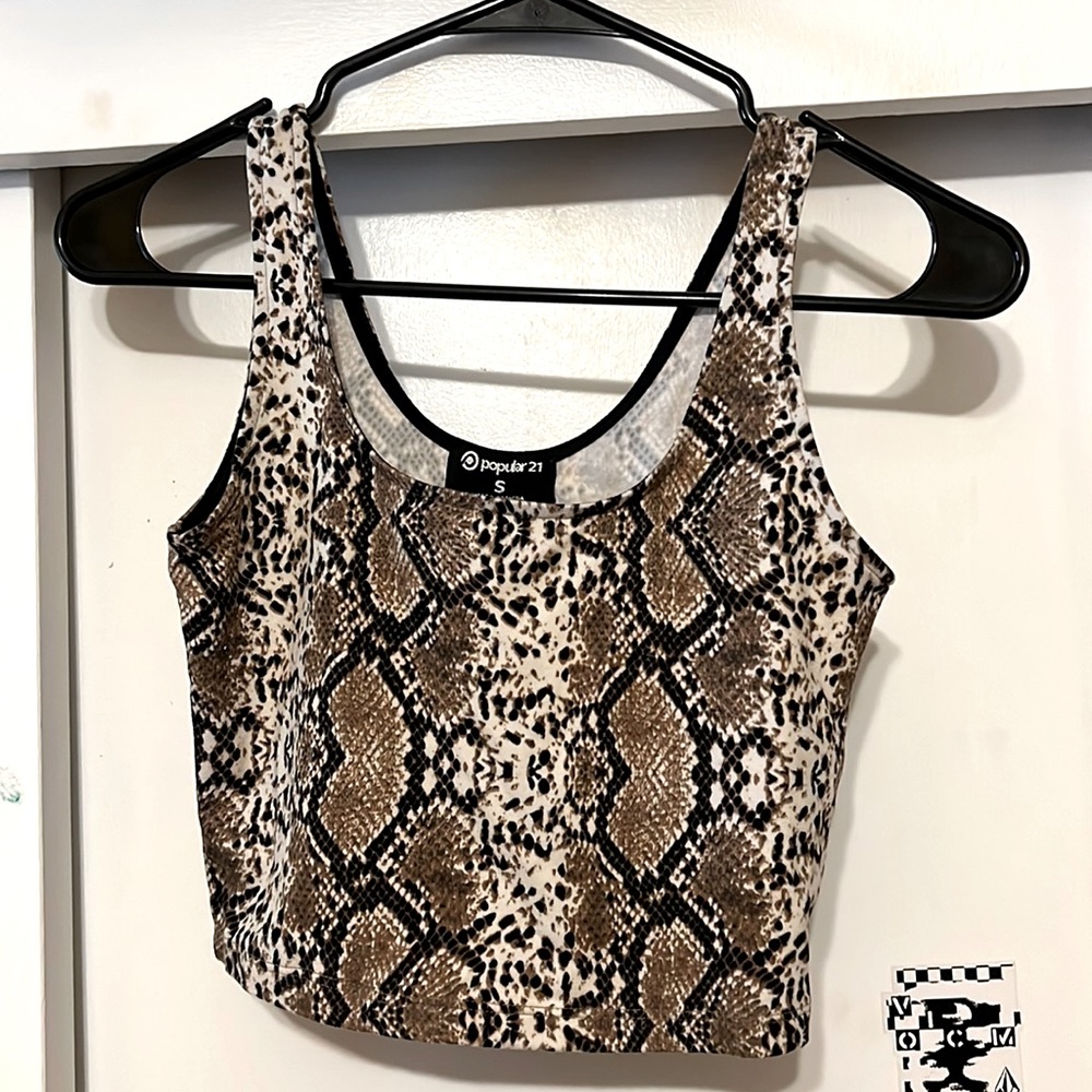 I’m selling this cute reptilian crop top